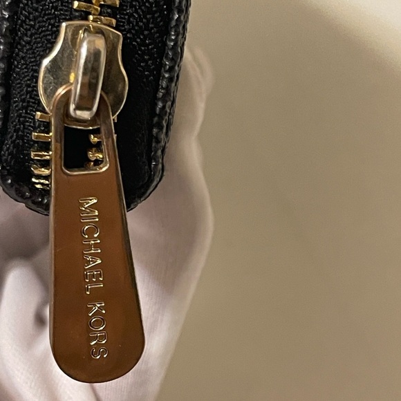 Michael Kors Black Jet Set
Zip Around Wallet Silver... - Picture 9 of 12